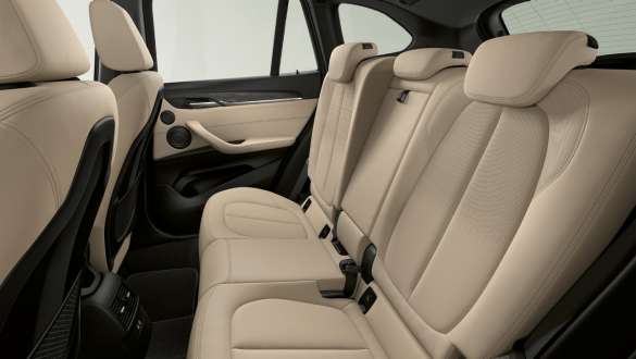MW X1 F48 LCI 調節可能なリヤ・シート BMW X1 F48 LCI 調節可能なリヤ・シートを装備したインテリア