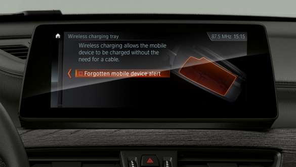 BMW X1 F48 ワイヤレス充電付きテレフォニー BMW X1 F48 LCI ディプレイおよび操作系中のドライビング・アシスト・プラスにフォーカスしたインテリア