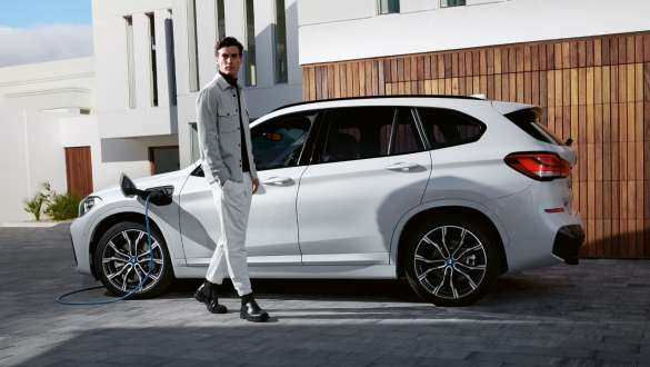 プラグイン・ハイブリッド BMW X1 xDrive25e F48 LCI サイド・ビュー 充電中 プラグイン・ハイブリッド BMW X1 xDrive25e F48 LCI サイド・ビュー モデルと共に 充電中