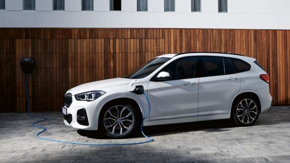 プラグイン・ハイブリッド BMW X1 xDrive25e F48 LCI 斜めからのサイド・ビュー プラグイン・ハイブリッド BMW X1 xDrive25e F48 LCI 斜めからのサイド・ビュー 充電中