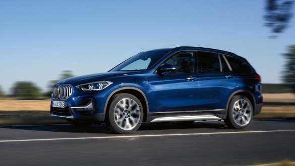 プラグイン・ハイブリッド BMW X1 xDrive25e F48 LCI 斜めからのサイド・ビュー 走行中 プラグイン・ハイブリッド BMW X1 xDrive25e F48 LCI 斜めからのサイド・ビュー 道路を走行中