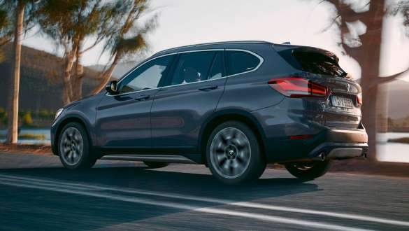 BMW X1 F48 斜めからのリヤ・ビュー BMW X1 F48 LCI 斜めからのリヤ・ビュー 山岳風景の前を走行中