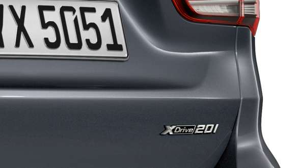 BMW X1 F48 BMW xDriveロゴ BMW X1 F48 LCI リヤ部のBMW xDriveロゴのクローズ・アップ