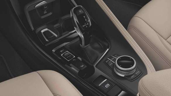 BMW X1 F48 センター・コンソールのシフト・レバー BMW X1 F48 LCI センター・コンソールのシフト・レバーのクローズアップ