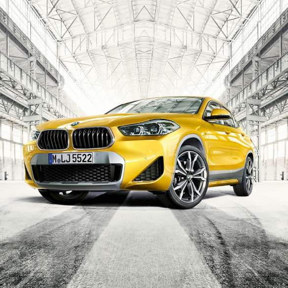 斜めからのフロント・ビュー BMW X2 F39 斜めからのフロント・ビュー BMW X2 2018 F39 ガルバニック・ゴールド・メタリック