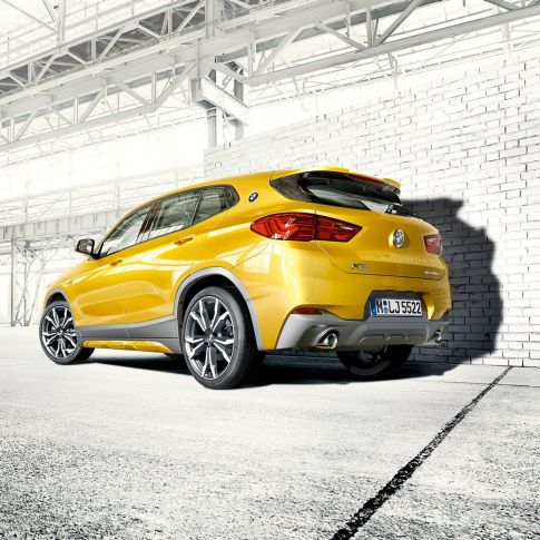 リヤ・ビュー BMW X2 F39 BMW X2 2018 F39 ガルバニック・ゴールド・メタリック リヤ・ビュー