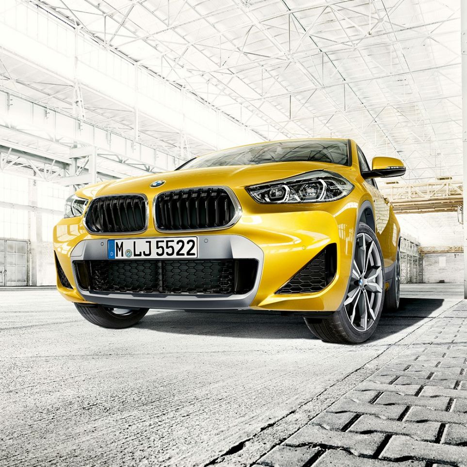 ダブル・キドニー BMW X2 F39 BMW X2 2018 F39 ガルバニック・ゴールド・メタリック フロント・ビュー ダブル・キドニー