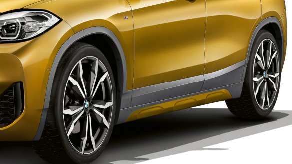 サイド・スカートBMW X2 SUV F39 サイド・スカート BMW X2 SUV 2018 F39 ガルバニック・ゴールド・メタリック 斜めからのサイド・ビュー