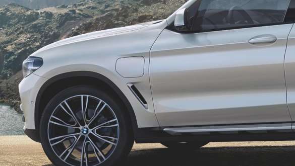 BMW X3 xDrive30e SUV、充電ステータス表示と充電フラップ BMW X3 xDrive30e SUV、充電ステータス表示と充電フラップ