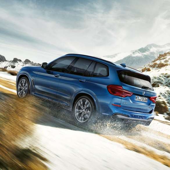 アップヒル走行中のBMW X3 M40i アップヒル走行中のBMW X3 M40i