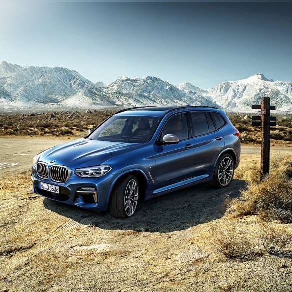 BMW X3 M40i、山中での斜めからのフロント・ショット BMW X3 M40i、山中での斜めからのフロント・ショット
