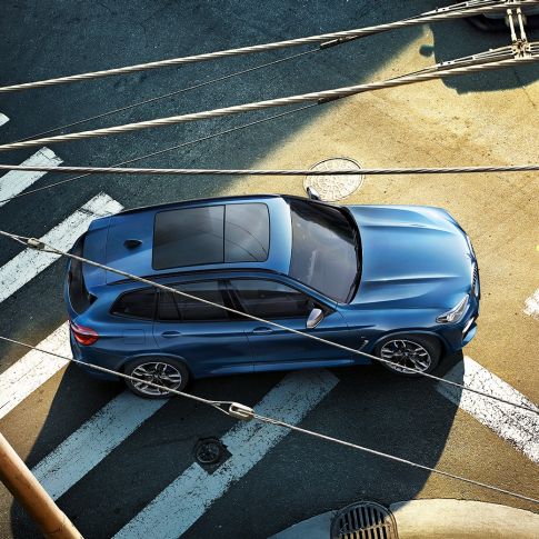 BMW X3 M40i上空から見たルーフとボンネット BMW X3 M40i上空から見たルーフとボンネット