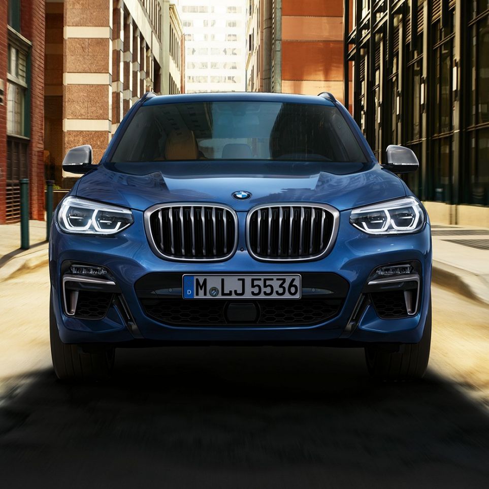 BMW X3 M40i、市街地を背景にしたフロント・ショット BMW X3 M40i、市街地を背景にしたフロント・ショット