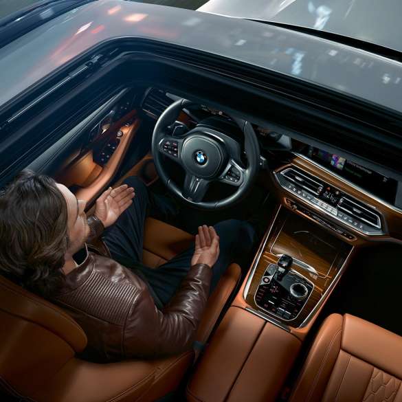 パノラマ・ガラス・サンルーフ越しのビュー BMW X5 BMW X5 G05 2018 ミネラル・ホワイト・メタリック パノラマ・ガラス・サンルーフ越しの上空からのビュー