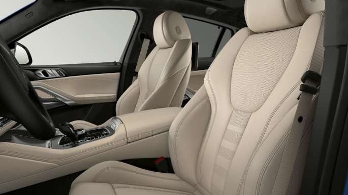 BMW X6、Mスポーツパッケージ装備、シート。 BMW X6、Mスポーツパッケージ装備、インテリア、シートのクローズアップビュー。