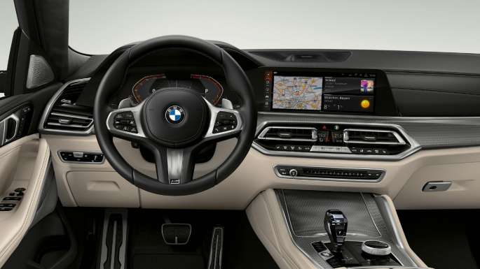 BMW X6、Mスポーツパッケージ装備、コックピット。 BMW X6、Mスポーツパッケージ装備、インテリア、センターコンソールのクローズアップビュー。