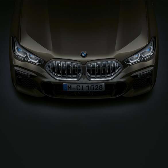BMW X6フロント。 BMW X6フロントのクローズアップ俯瞰図。BMW「アイコニックグロー」キドニーグリルが見て取れる。