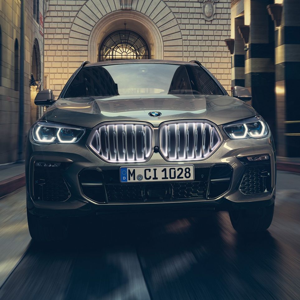 BMW X6、BMW「アイコニックグロー」キドニーグリルを装着。 BMW X6フロントビュー、ある都市風景。
