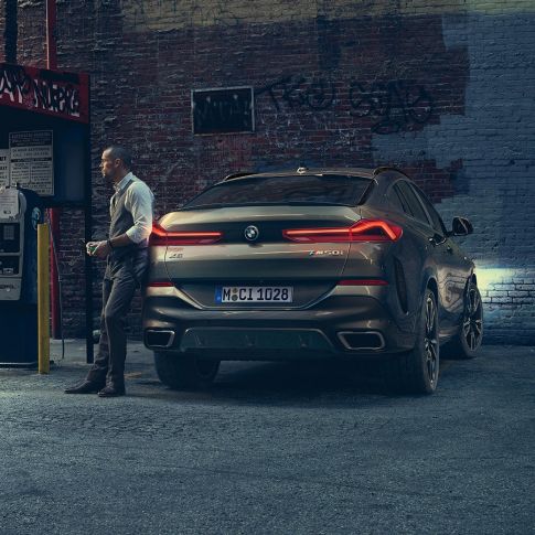 BMW X6リアビュー。 BMW X6リアビュー、ある都市風景を背景に。