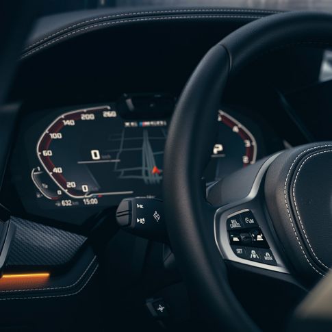 BMWアシスタンスシステム。 BMWインテリア、インスツルメントパネルのクローズアップビュー。