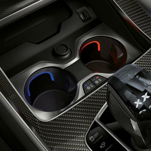 温度調整式カップホルダー。 BMWインテリア、温度調整式カップホルダーのクローズアップビュー。