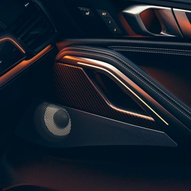 BMW X6スピーカー。 BMWインテリア、スピーカーのクローズアップビュー。