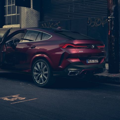BMW X6リアビュー。 BMW X6 Individual、停車中のリアスリークォータービュー。