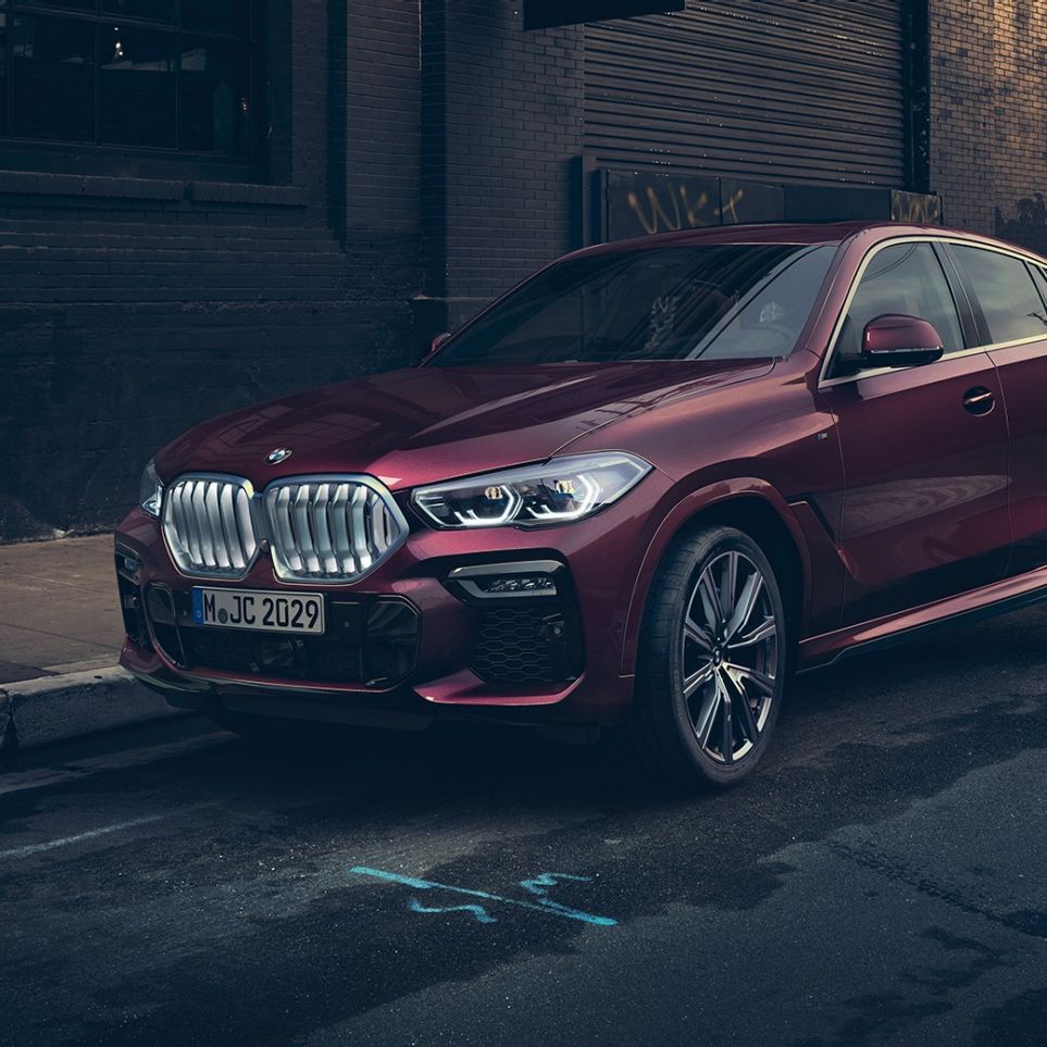 BMW X6 Individualエクステリア。 BMW X6 Individual、停車中のフロントスリークォータービュー。
