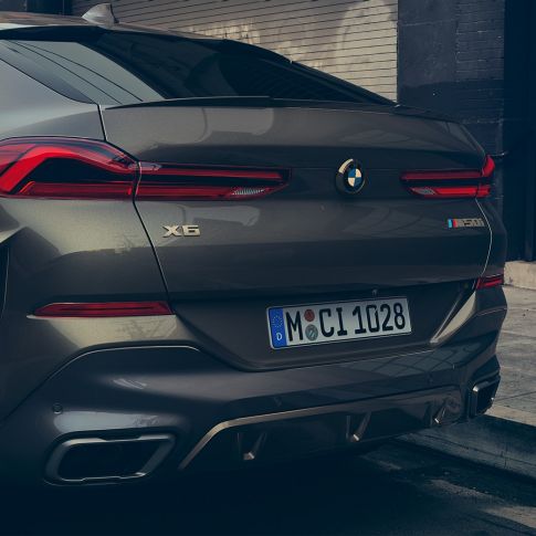 BMW X6 Mスポーツ エグゾースト システム。G06 BMW X6のMスポーツ エグゾースト システム、クローズアップビュー。G06