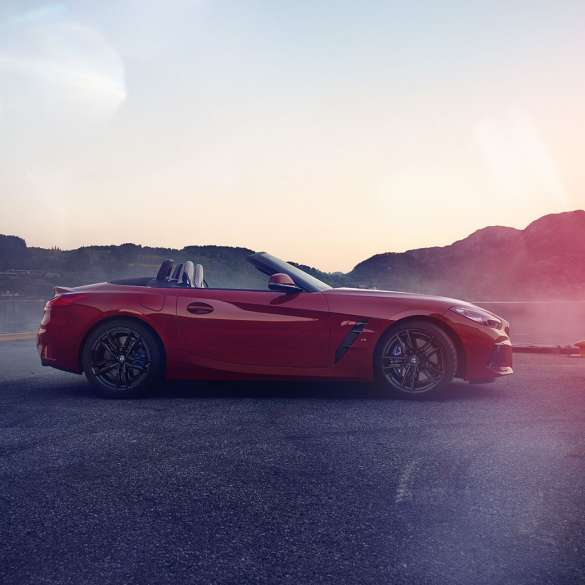 BMW Z4 ロードスターの側面イメージ G29 山を背景にしたBMW Z4 ロードスターの側面イメージ G29