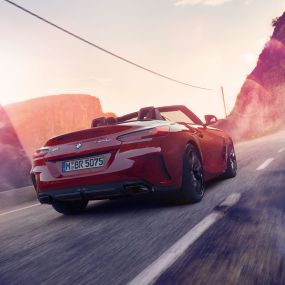 BMW Z4 ロードスターのリアイメージ G29 田舎道を走行するBMW Z4 ロードスターのリアイメージ G29
