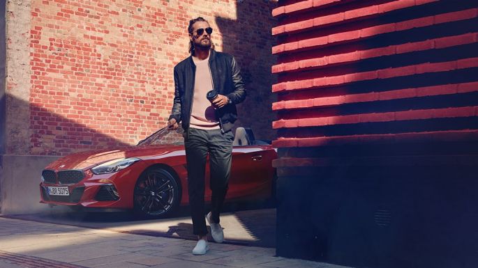 脇道のBMW Z4 ロードスター G29 BMW Z4 ロードスター前方で脇道に立つ男性 G29