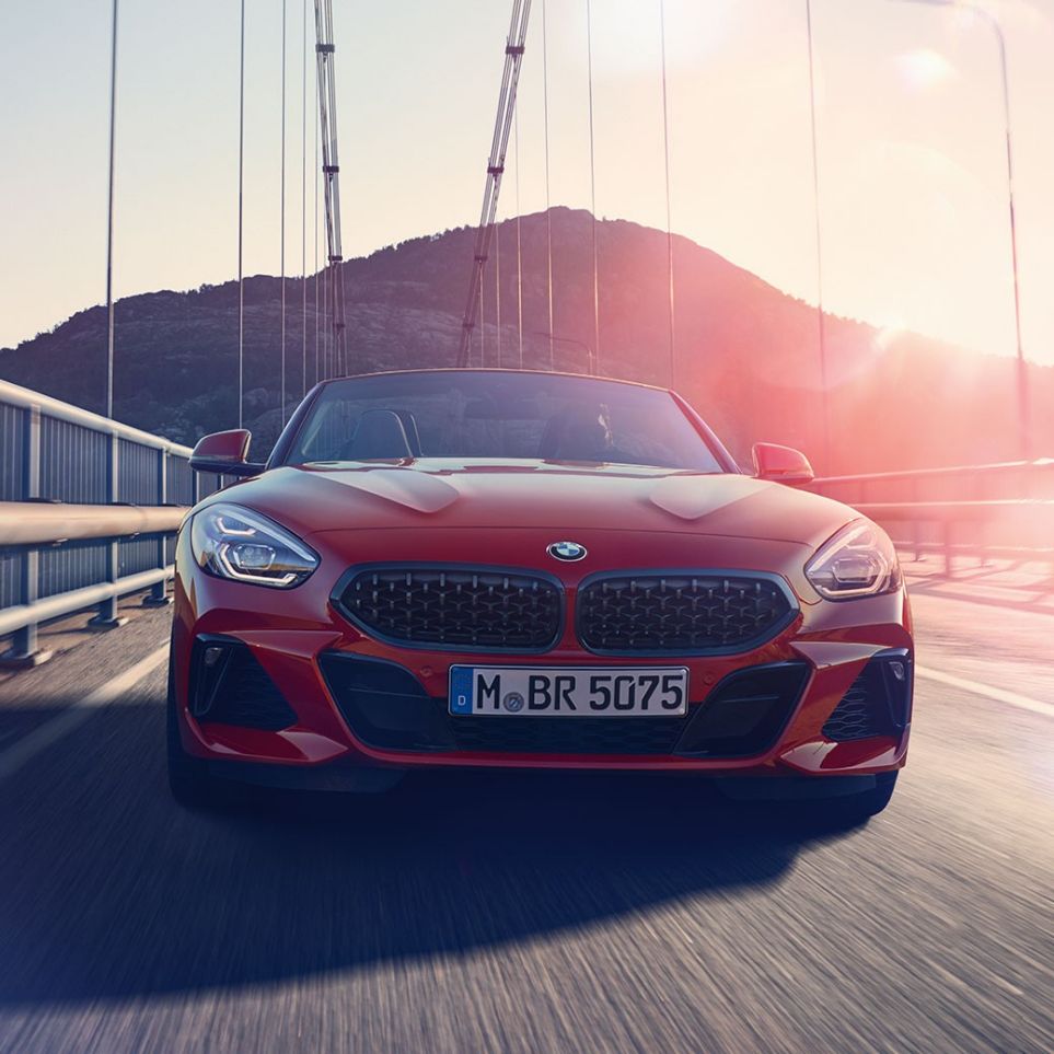 橋の上のBMW Z4 ロードスター G29 橋の上のBMW Z4 ロードスター、フロントイメージ G29