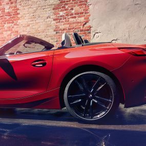 BMW Z4 ロードスターの側面イメージ G29 レンガ壁を背景にしたBMW Z4 ロードスターの側面イメージ G29