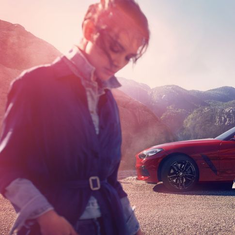 山を背景にしたBMW Z4 ロードスター G29 山を背景にした男性と女性とBMW Z4 ロードスター G29