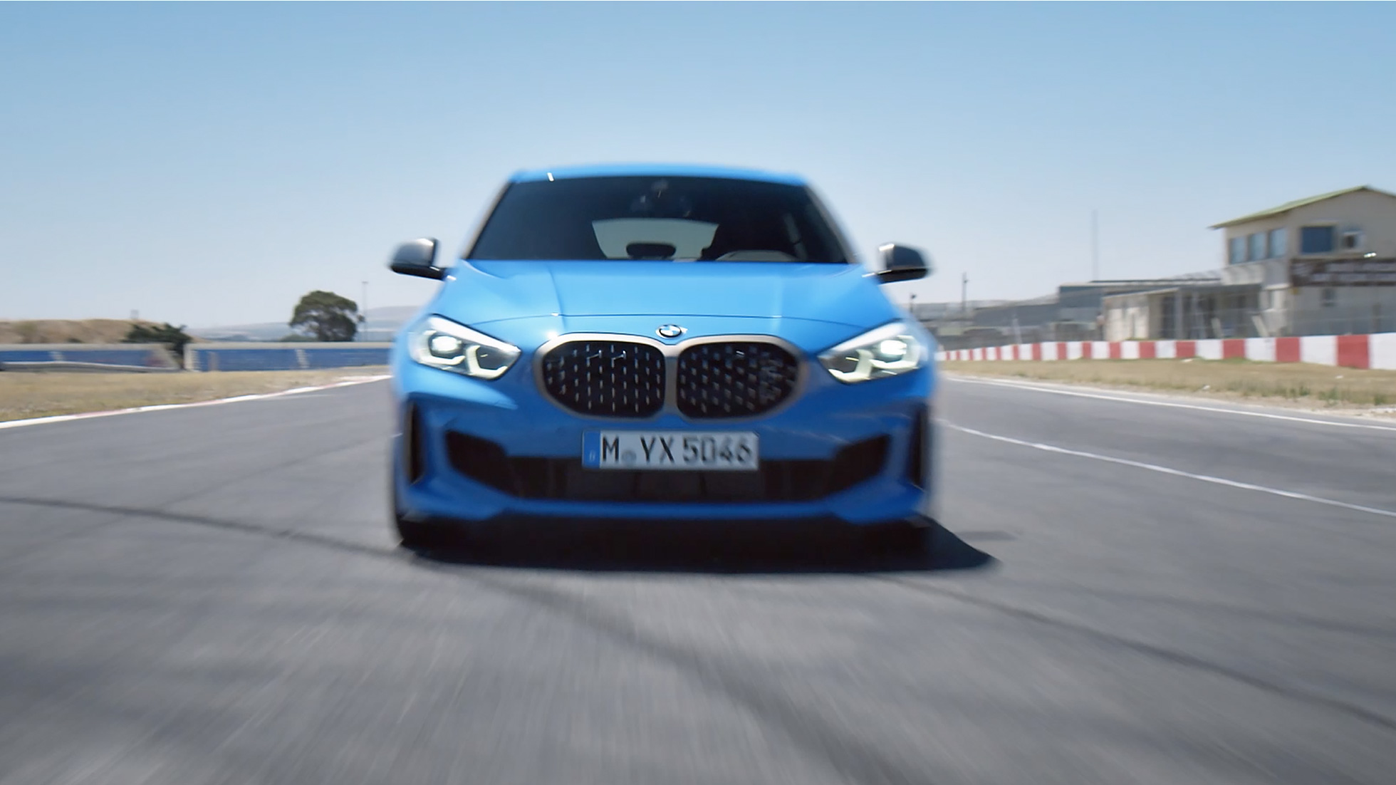 BMW 1シリーズの走行動画。F40 BMW 1シリーズのダイナミックな走行シーン動画。F40