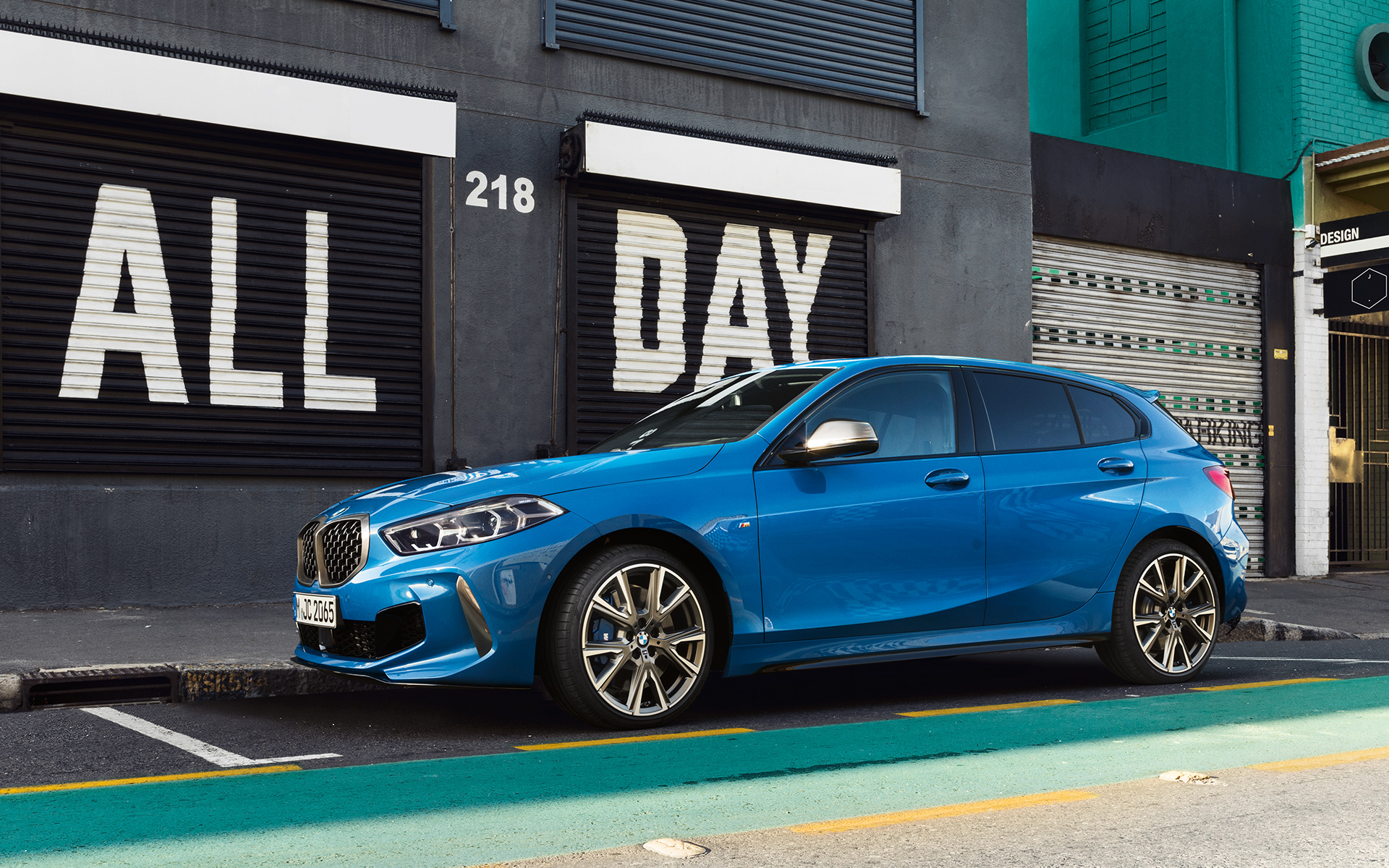 BMW 1シリーズ M135i F40 ミサノ・ブルー・メタリック、駐車スペース内のサイド・ビュー