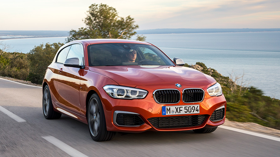 BMW M135i(F21) 斜めからのフロント・ビュー 湖の前を走行中 BMW M135i(F21) 斜めからのフロント・ビュー 湖の前を走行中