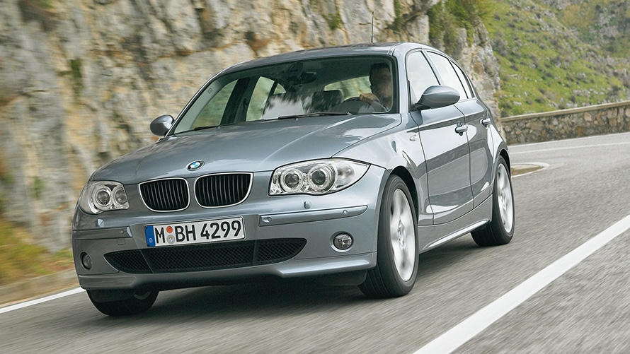 BMW 1シリーズ(E87) 斜めからのフロント・ビュー 丘の前を走行中 BMW 1シリーズ(E87) 斜めからのフロント・ビュー 走行中