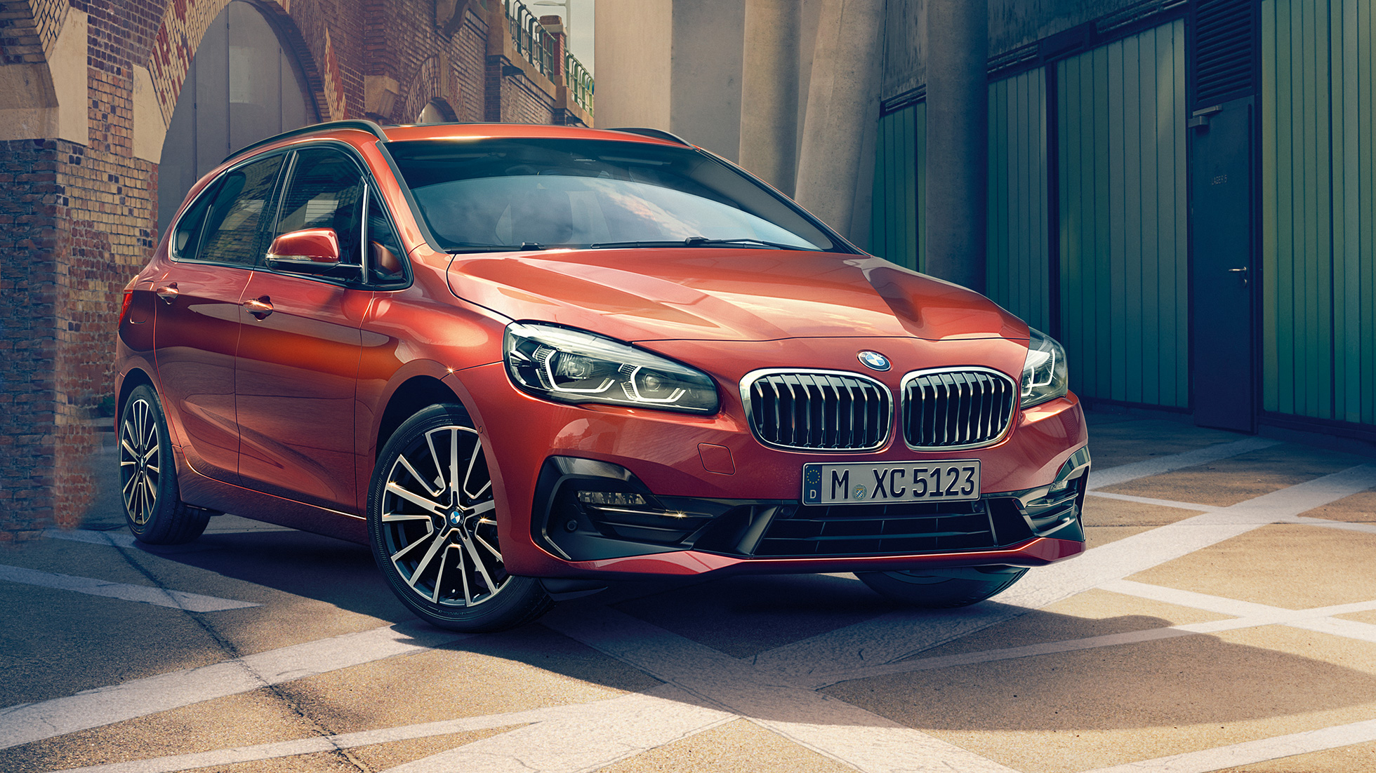 エクステリア BMW 2シリーズ アクティブ ツアラー BMW 2シリーズ アクティブ ツアラーF45 2018 サンセット・オレンジ・メタリック 斜めからのフロント・ビュー 路地に駐車中