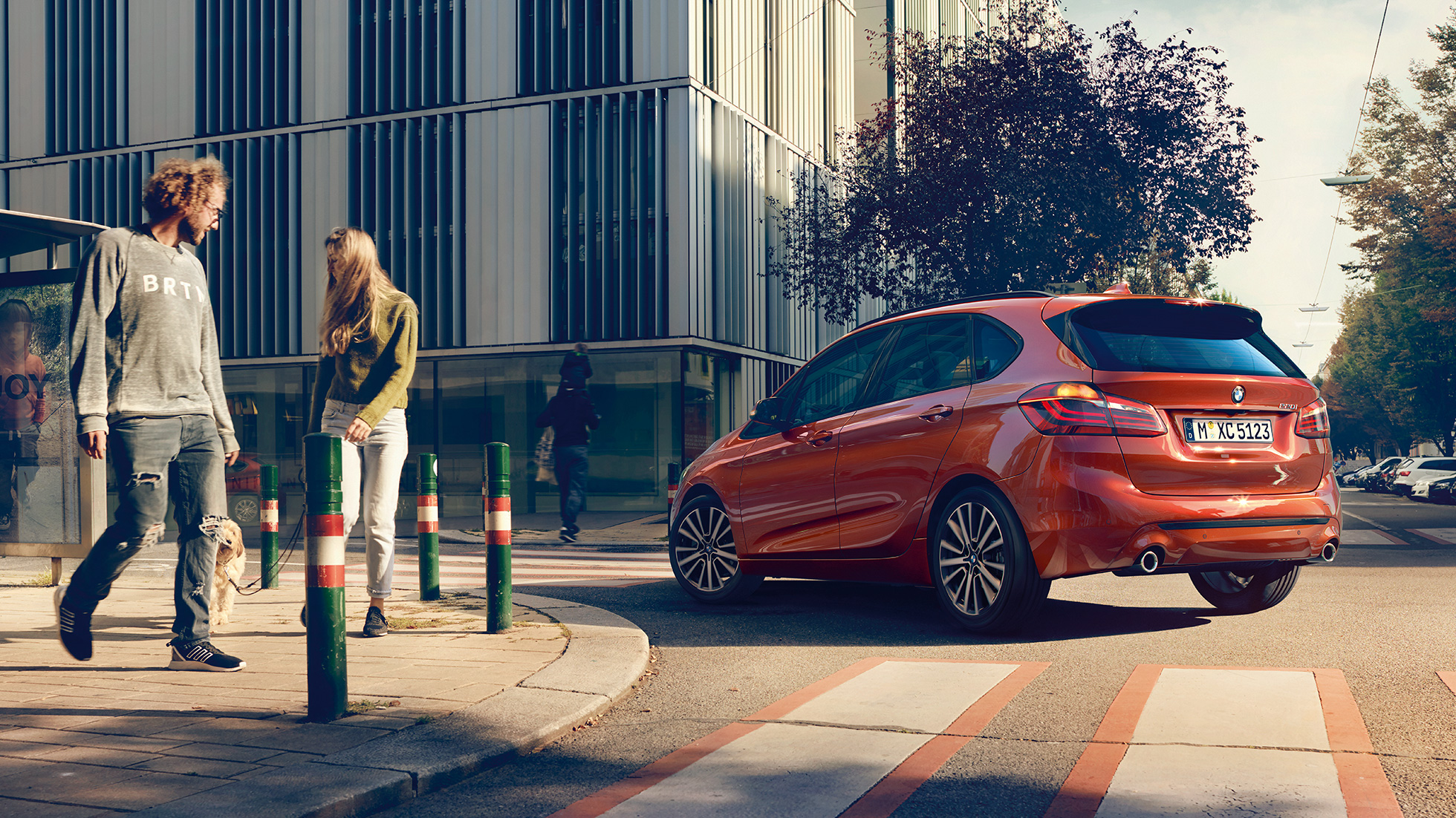 ドライビング・ダイナミクス BMW 2シリーズ・アクティブ・ツアラー ドライビング・ダイナミクス BMW 2シリーズ・アクティブ・ツアラー220i F45 サンセット・オレンジ・メタリック 斜めからのリヤ・ビュー