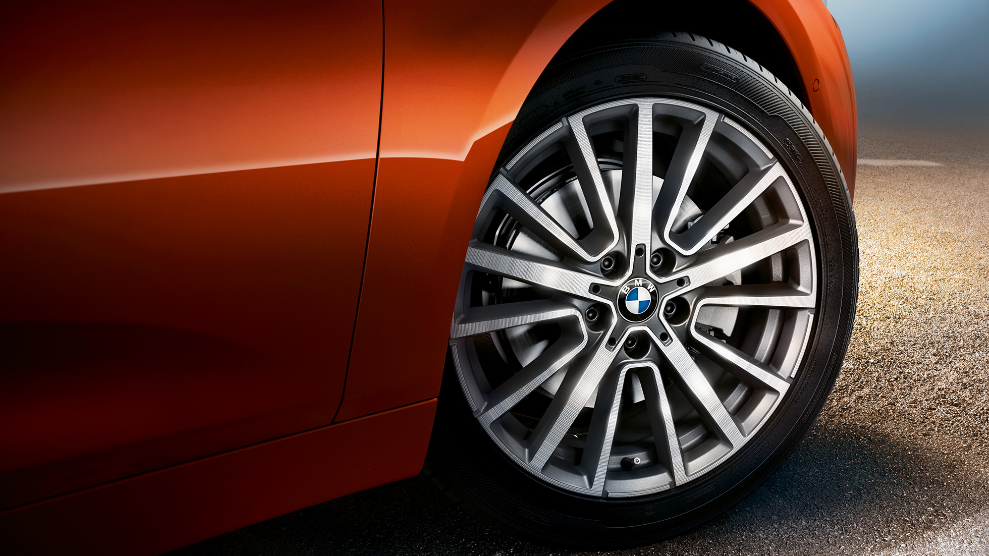 アロイ・ホイール BMW 2シリーズ アクティブ ツアラー アロイ・ホイール BMW 2シリーズ アクティブ ツアラーF45 サンセット・オレンジ・メタリック クローズ・アップ ホイール