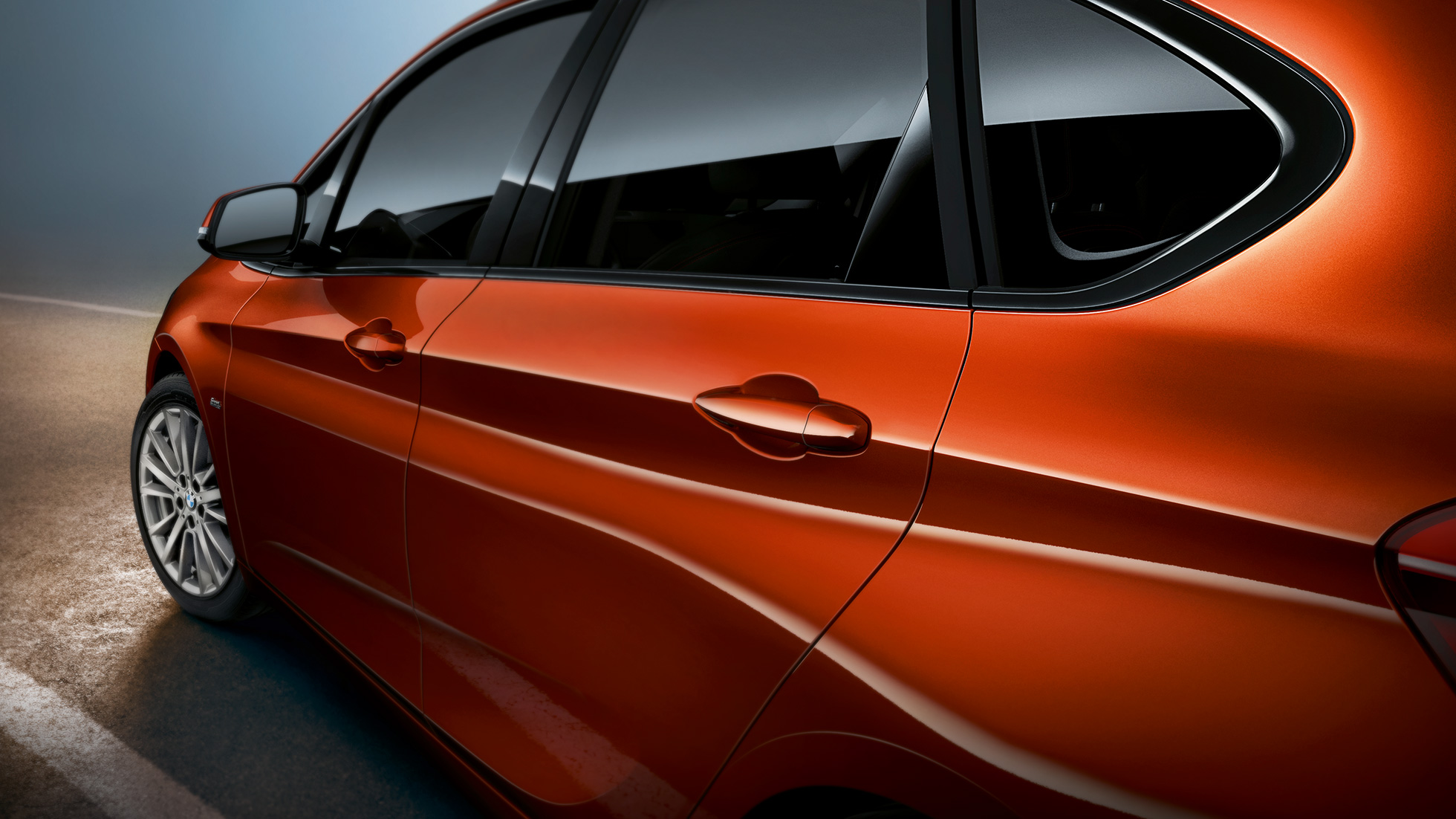 クローズ・アップ サイド BMW 2シリーズ アクティブ ツアラー BMW 2シリーズ アクティブ ツアラーF45 サンセット・オレンジ・メタリック クローズ・アップ サイド