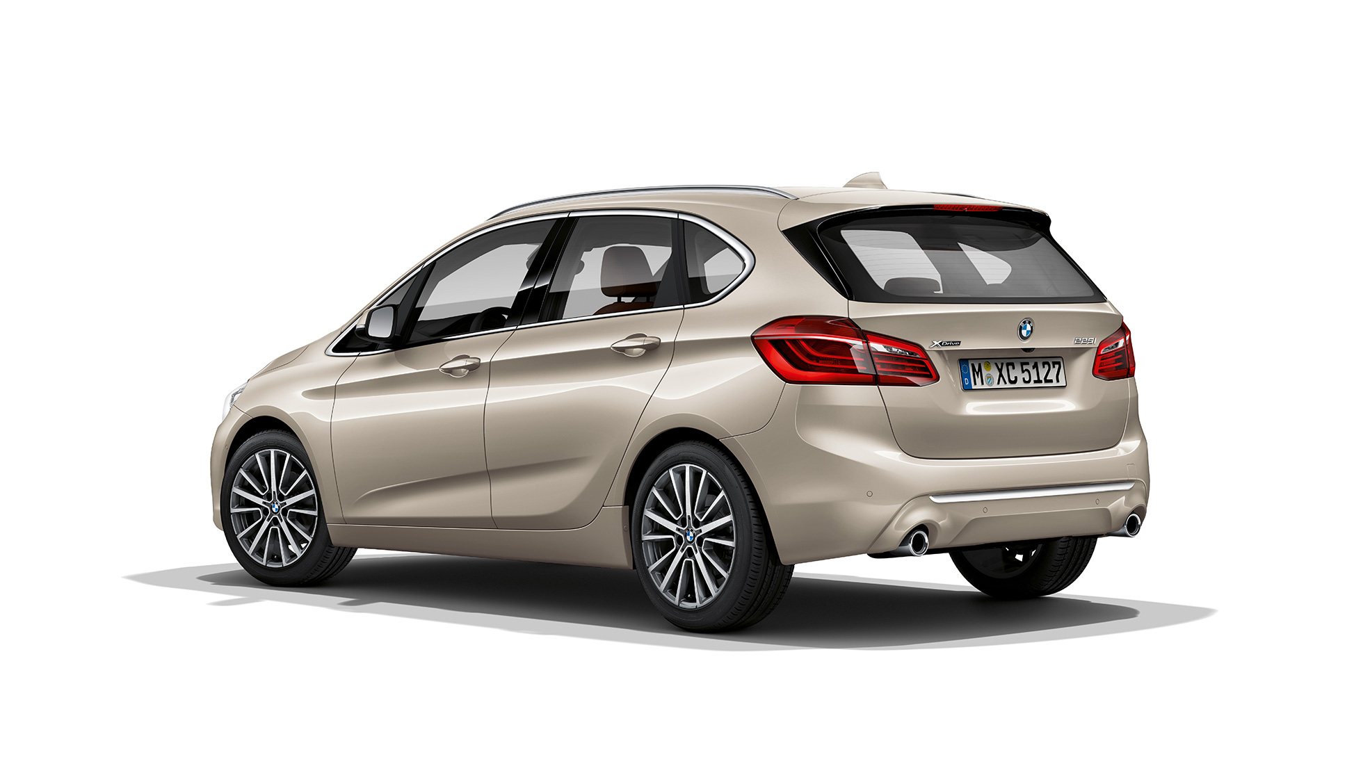 斜めからのリヤ・ビュー BMW 2シリーズ アクティブ ツアラー Luxury BMW 2シリーズ アクティブ ツアラー Luxury 225i xDrive F45 フカロ・ベージュ・メタリック 斜めからのリヤ・ビュー