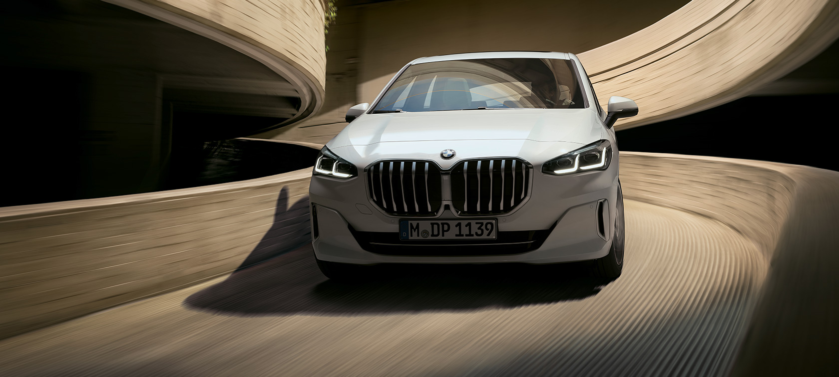 BMW 2シリーズ アクティブ ツアラー U06 2021 ミネラル・ホワイト・メタリック 駐車場を走行中 フロント・ビュー