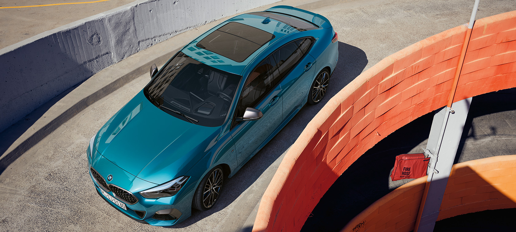 パノラマ・ガラス・ルーフを装備したBMW 2シリーズ グランクーペ F44 パノラマ・ガラス・ルーフを装備したBMW 2シリーズ グランクーペ、スナッパー・ロック・ブルー・メタリック、F44 、鳥瞰視点からの画像