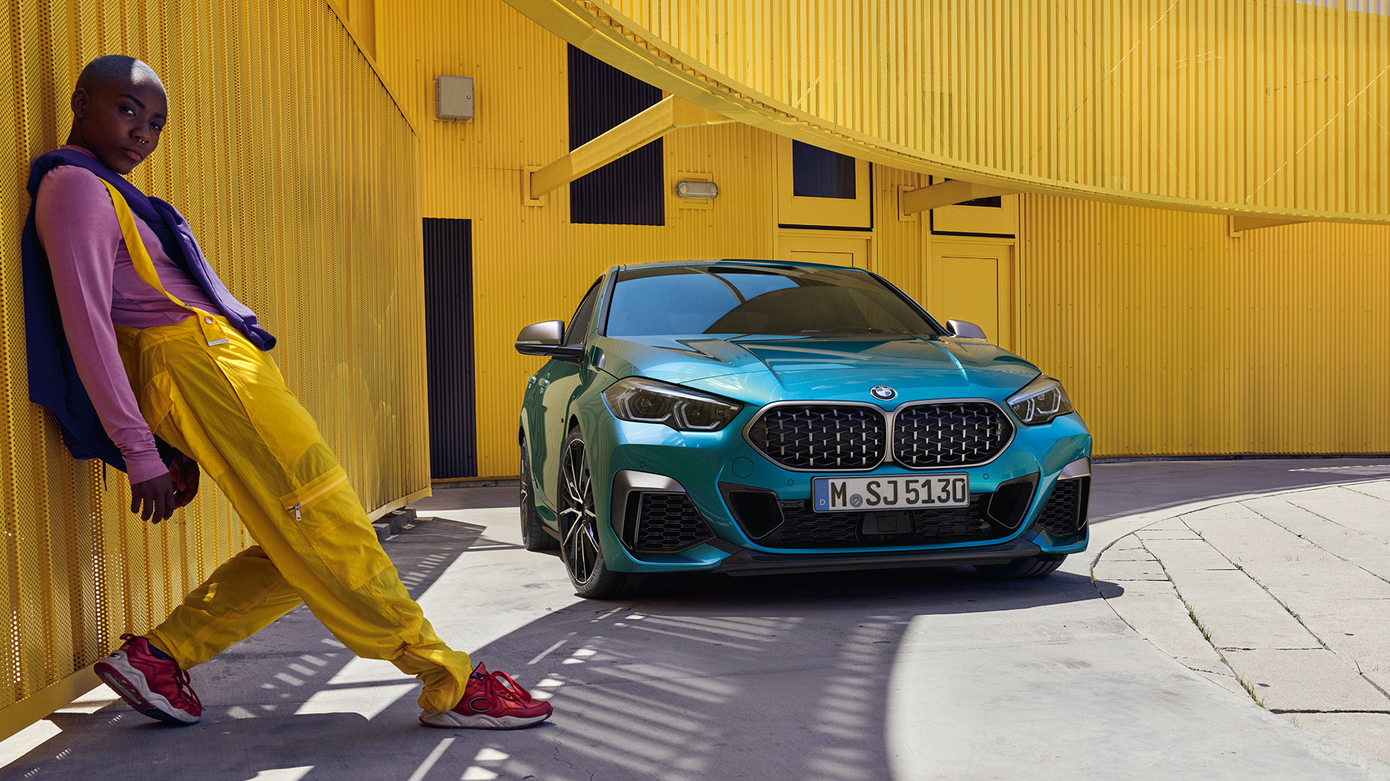 BMW 2 シリーズ グランクーペフロント部 F44 メッシュデザインのダブル・キドニー・グリルを装備したスナッパー・メタリック・ブルーのBMW 2シリーズ グランクーペ、F44 斜め方向からのフロント部画像 F44