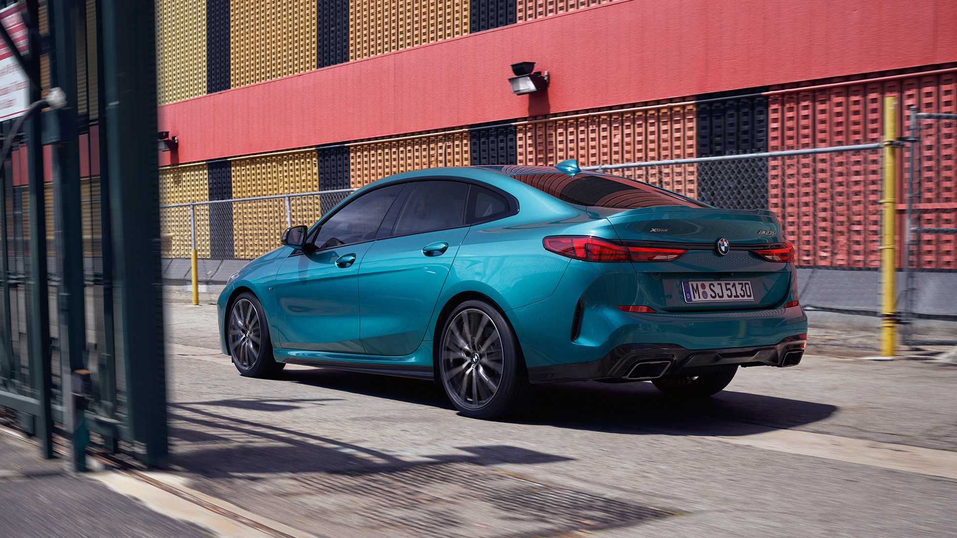 先進的なデザイン BMW 2 シリーズ グランクーペ F44 先進的なデザイン BMW 2 シリーズ グラン クーペスナッパー・ロック・ブルー・メタリックF44、斜め方向のサイド画像 F44