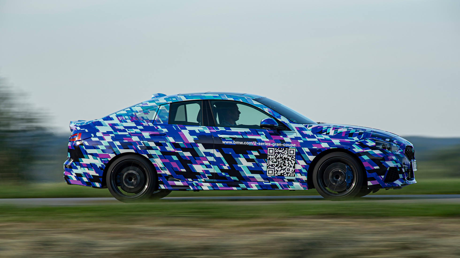 BMW 2シリーズ グラン クーペの流麗なシルエット BMW 2シリーズ グラン クーペ (F44) 2020プロトタイプ サイド・ビュー