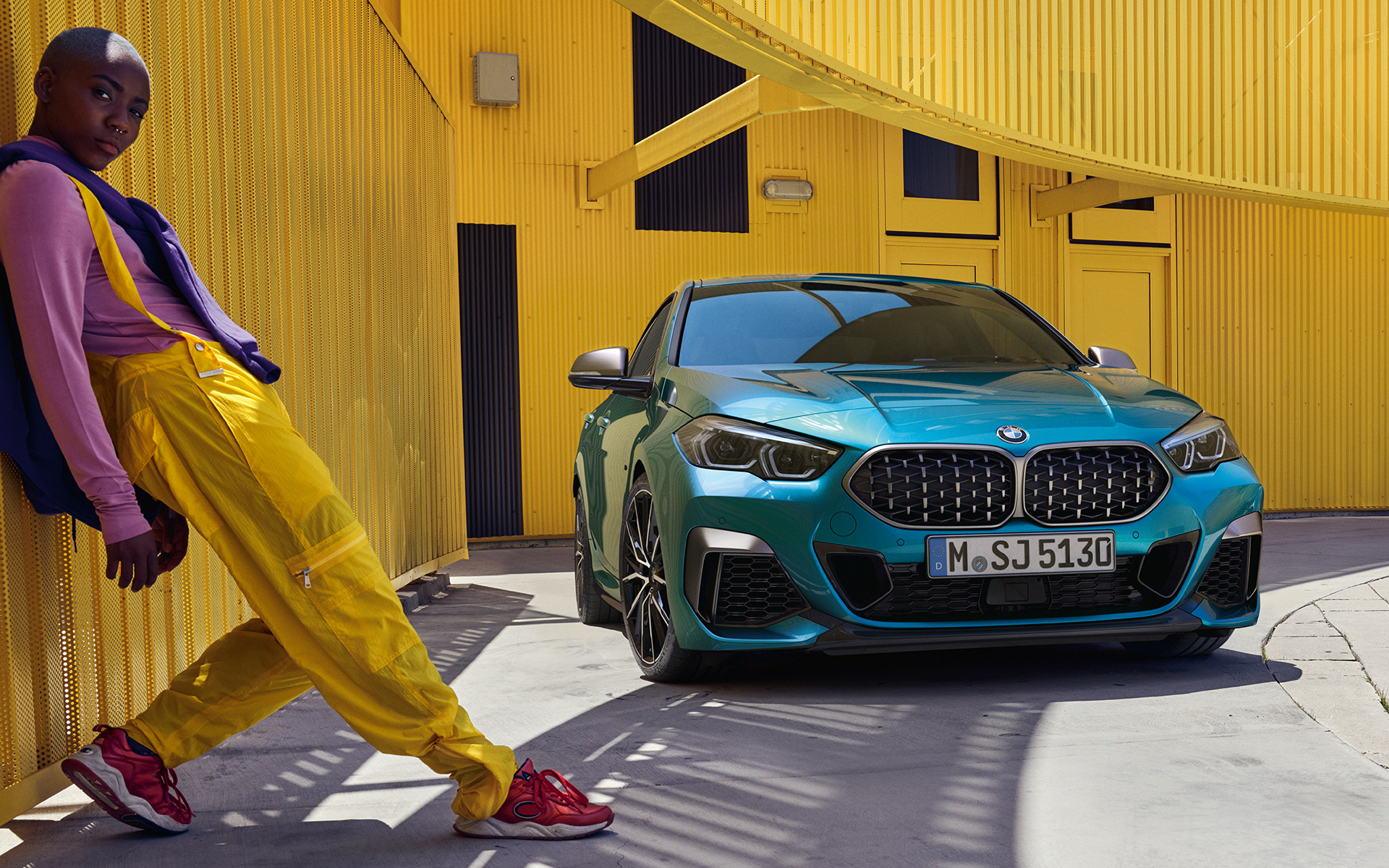 BMW 2シリーズ グラン クーペ F44 メッシュ・デザインのダブル・キドニー装備 スナッパー・ロック・ブルー・メタリック 斜めからのフロント・ビュー